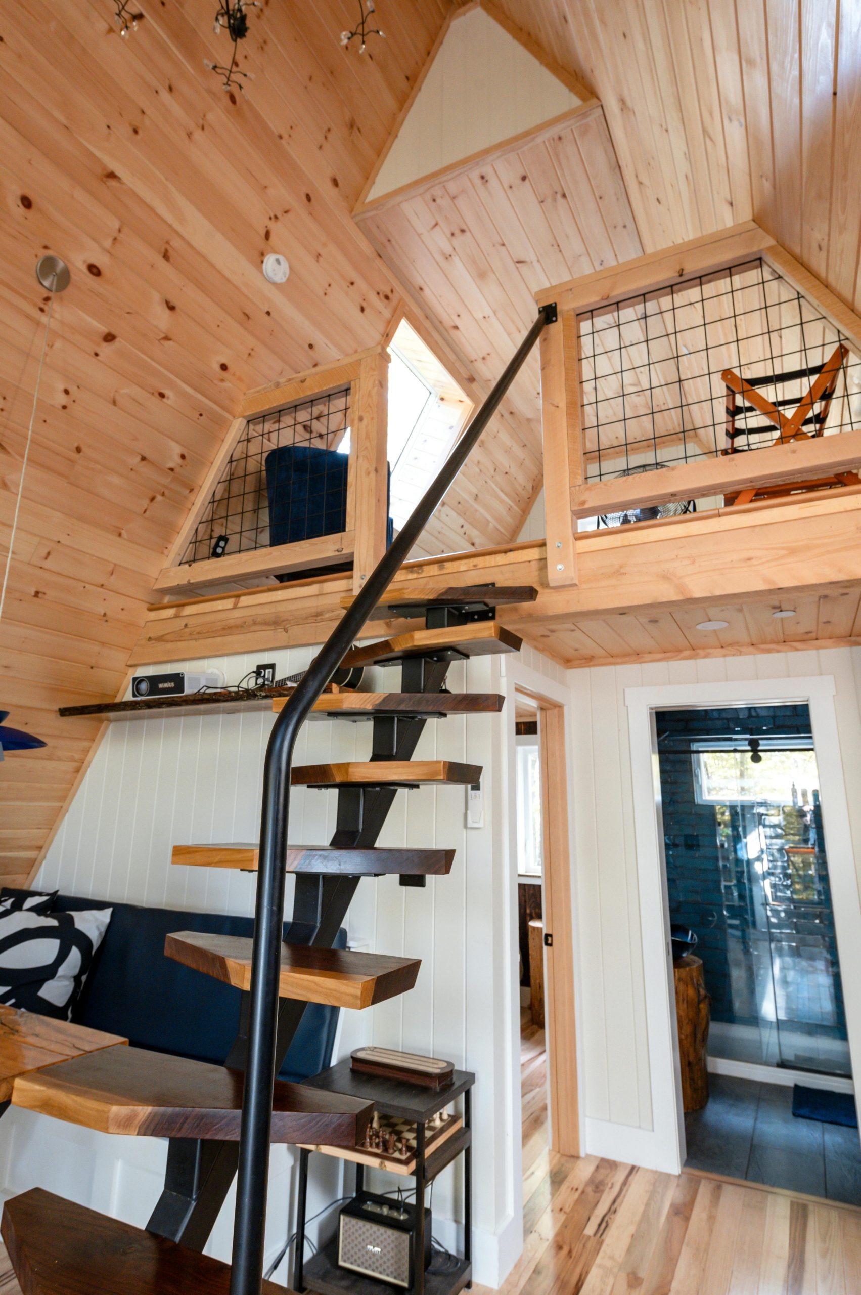 Découvrez un intérieur de loft rustique et chaleureux mettant en valeur des éléments en bois et un design moderne dans un cadre de cabane cosy.