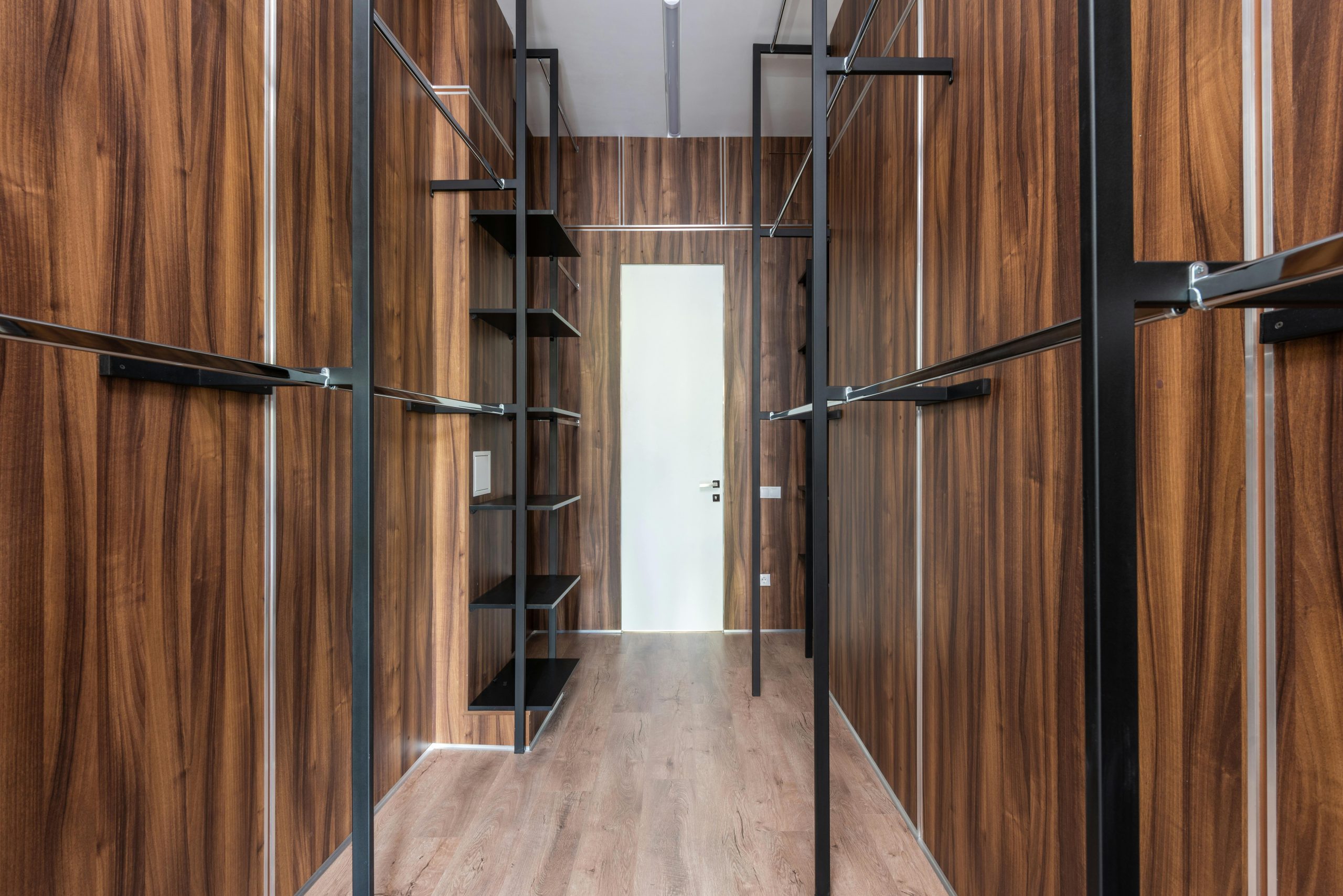 Spacieux dressing en bois avec étagères ouvertes et design élégant