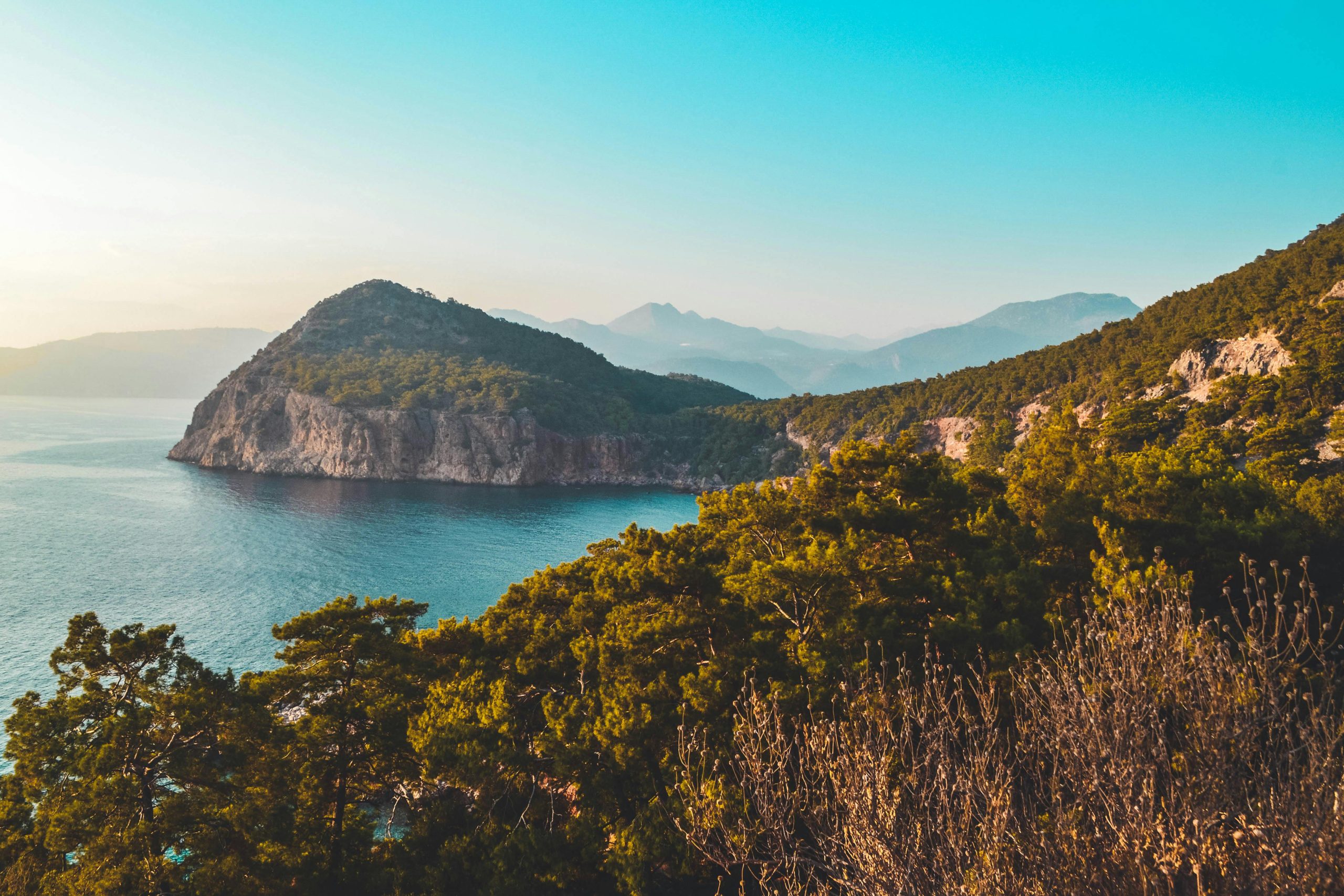 Breathtaking view of the Melanippe Peninsula with lush greenery and serene sea in Turkey. Vue à couper le souffle de la péninsule de Melanippe avec une verdure luxuriante et une mer sereine en Turquie.