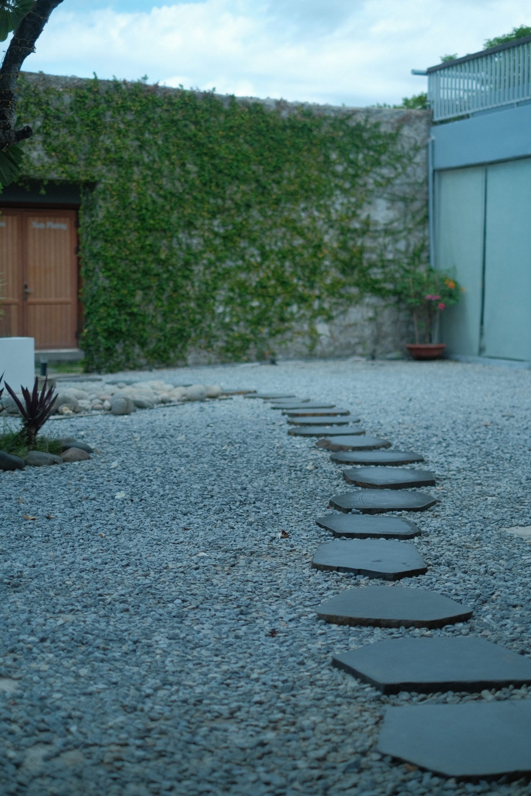 Parterre avec cailloux sans entretien moderne