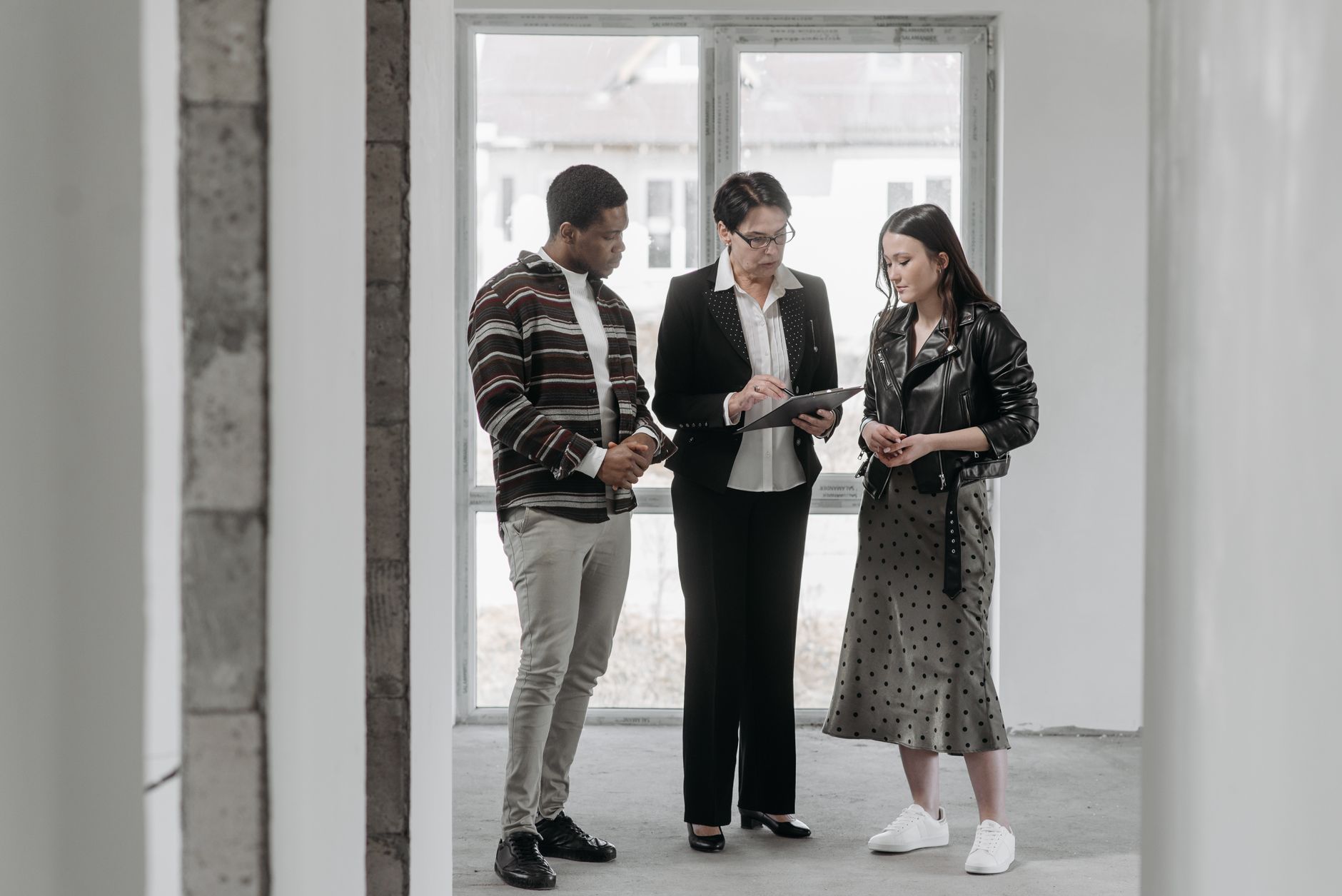 Agent expliquant un projet immobilier familial
