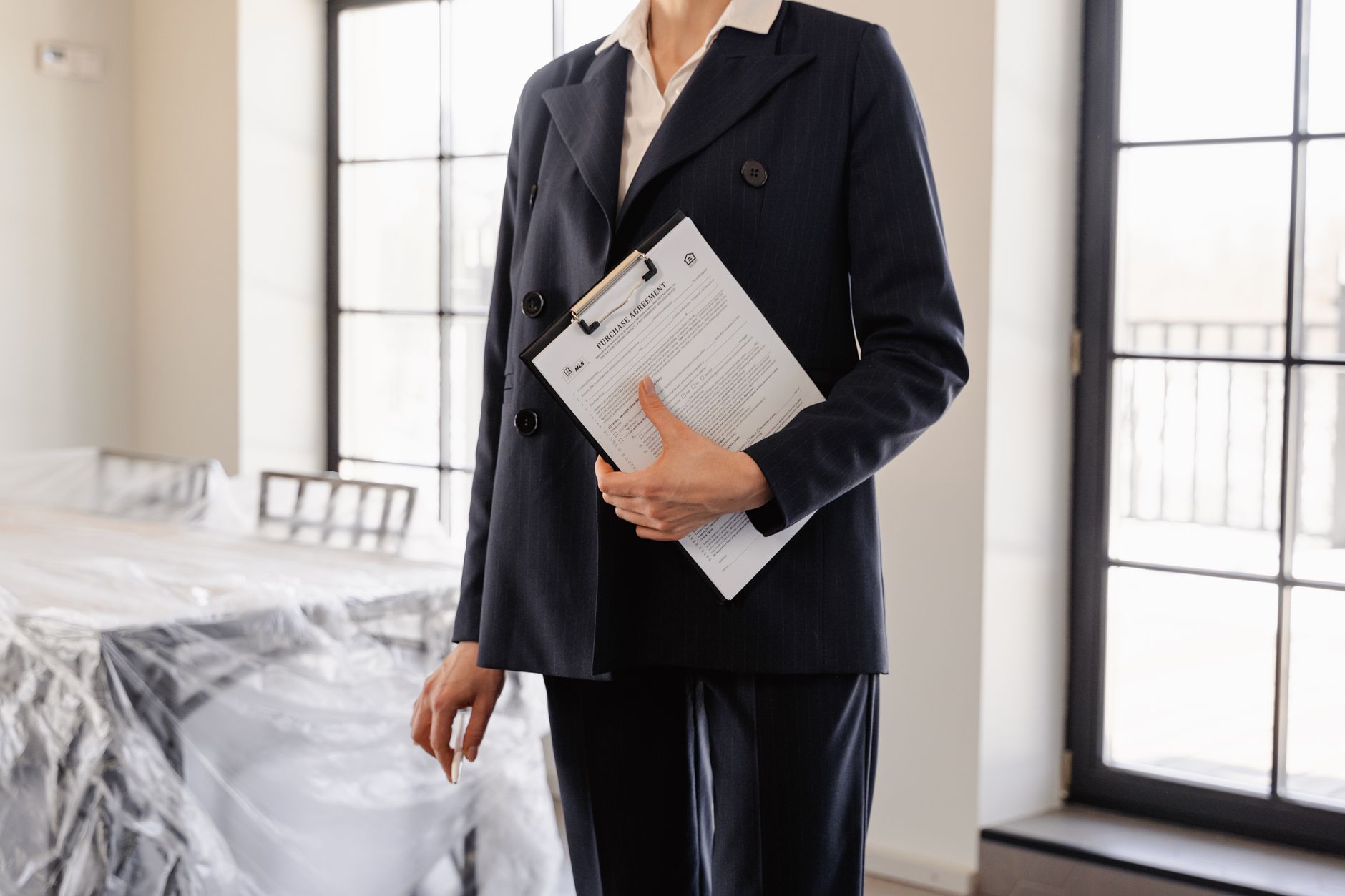 Agent immobilier presentant des documents de societe