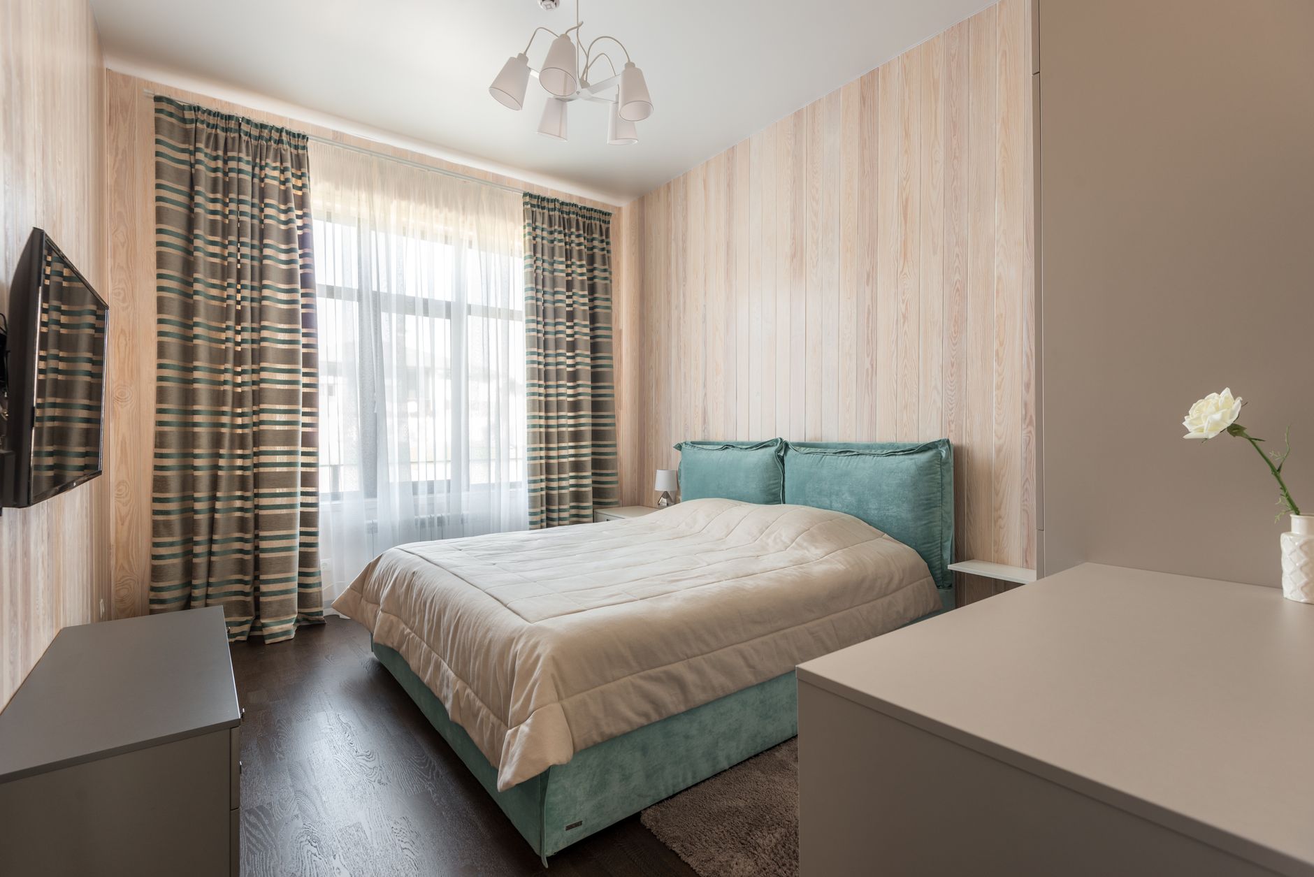 Chambre meublée épurée dans un logement en bail mobilité