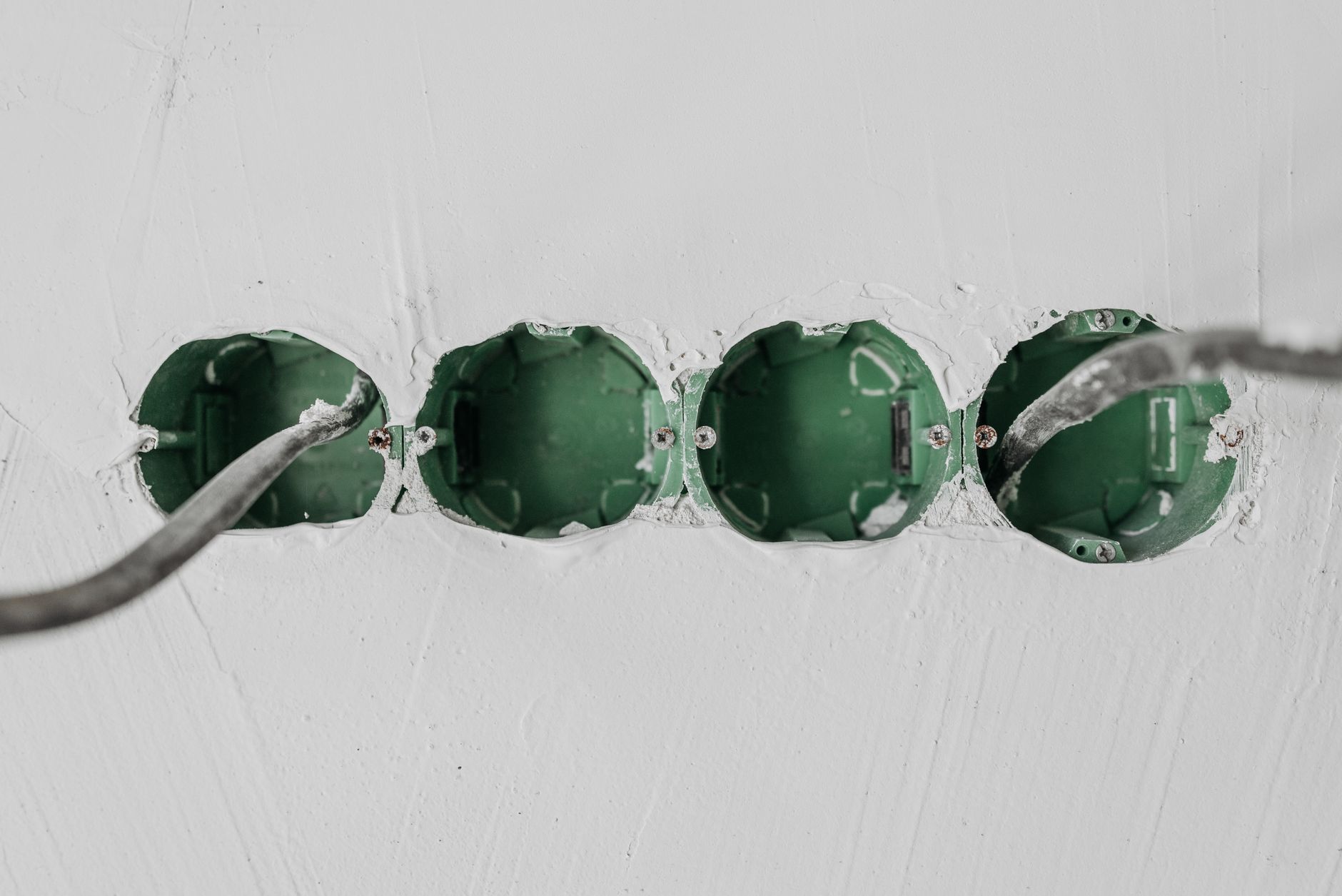 Boîtiers électriques verts et câblage mural