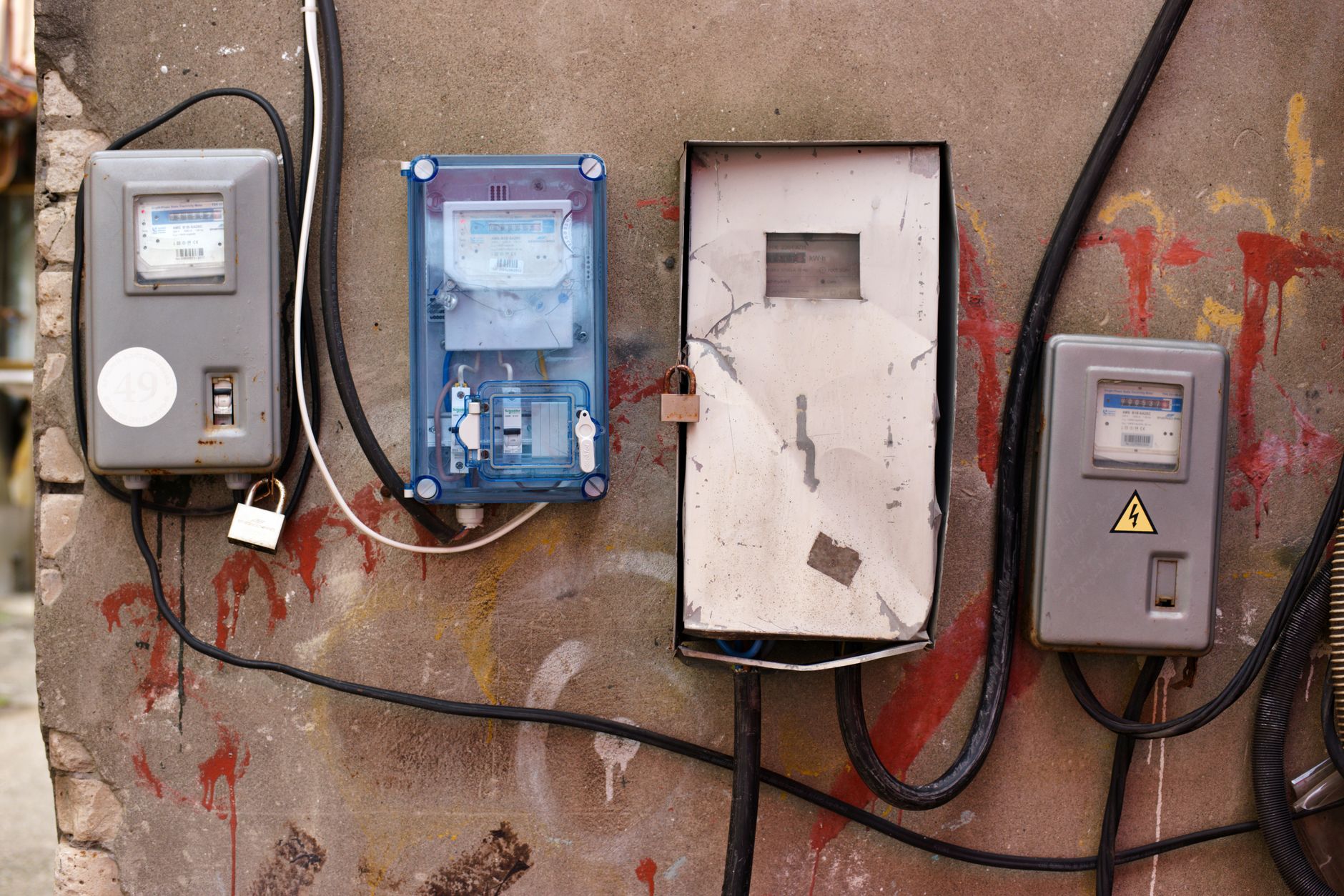 Compteurs électriques fixés sur un mur