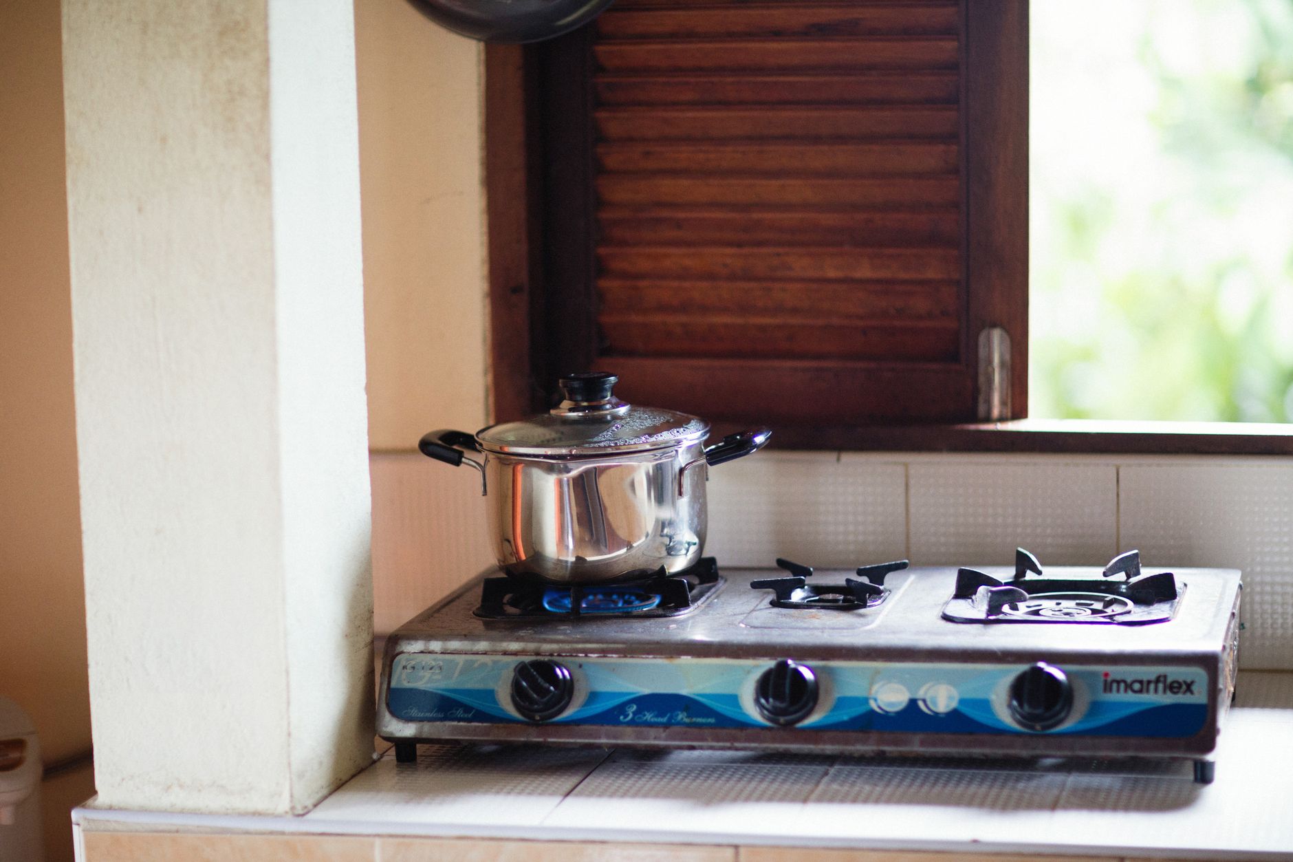 Casserole sur une plaque de cuisson