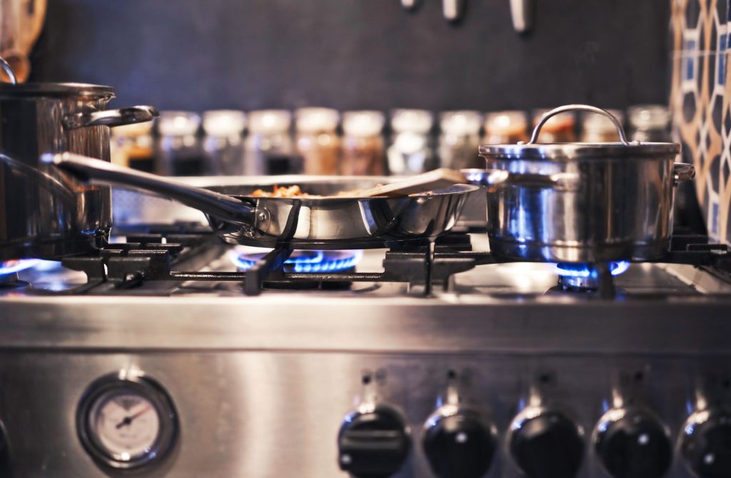 Cuisson au gaz sur une poêle