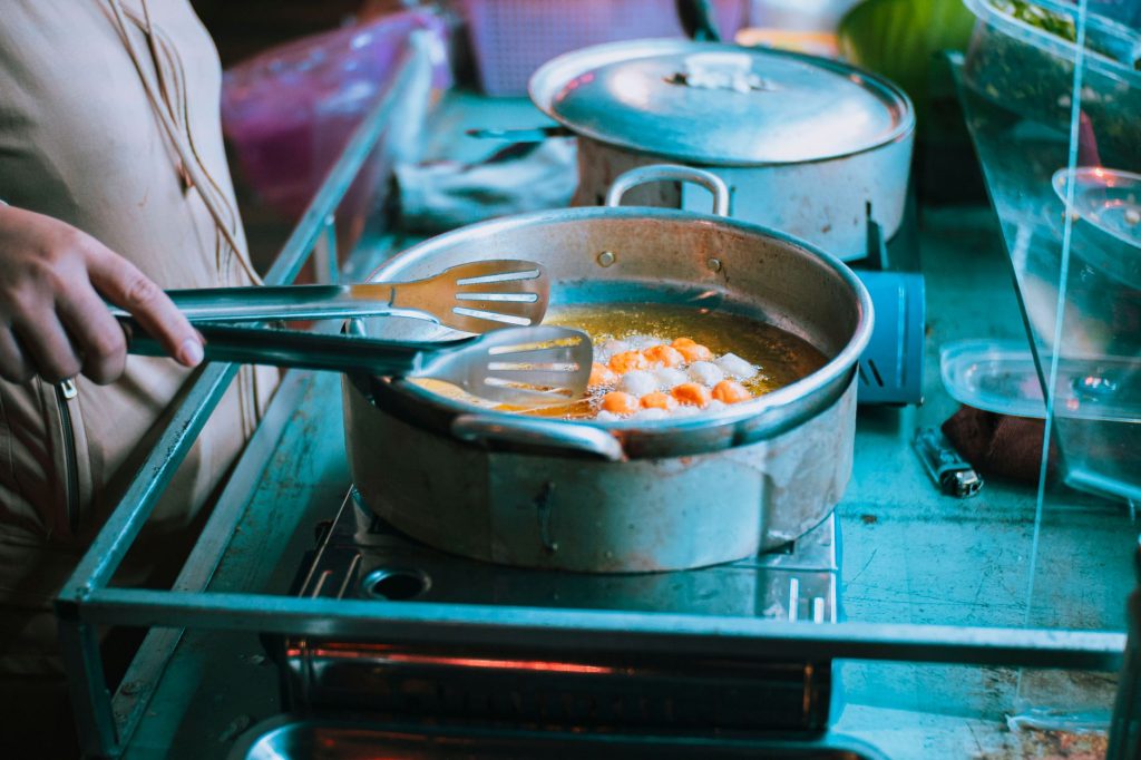Pince de cuisson au-dessus d