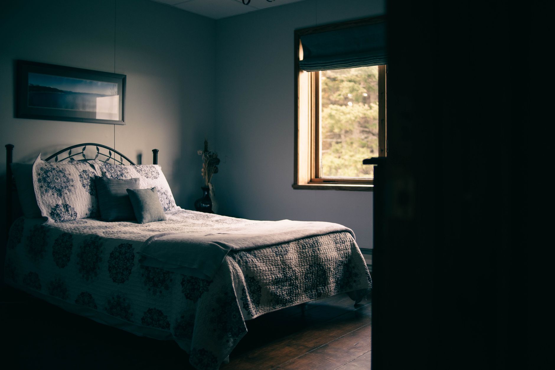 Chambre lumineuse avec lit orienté vers la fenêtre