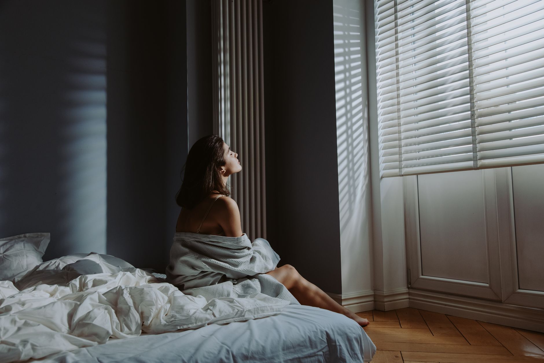 Chambre épurée avec prises de courant près du lit