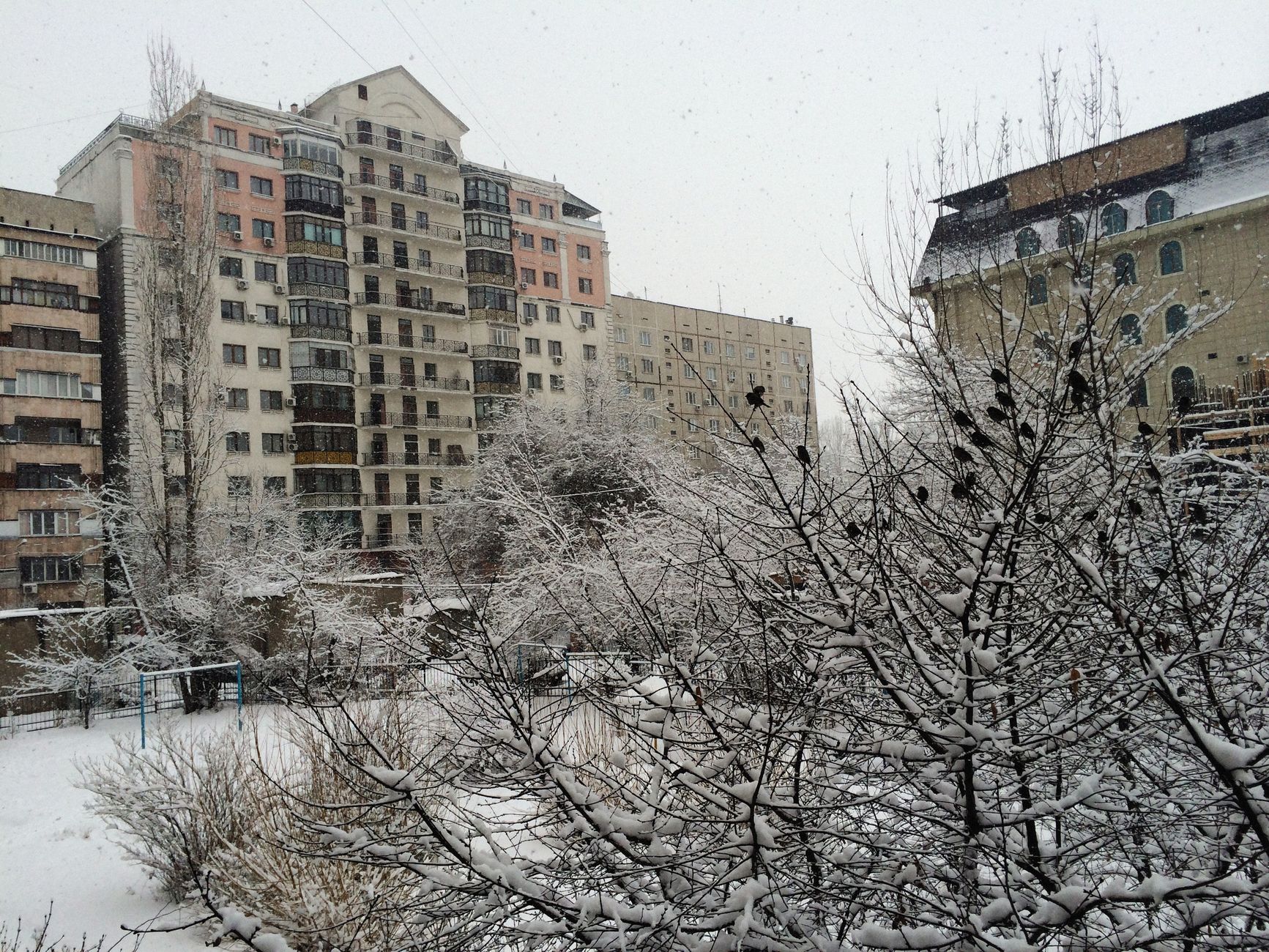 Immeubles enneigés en hiver
