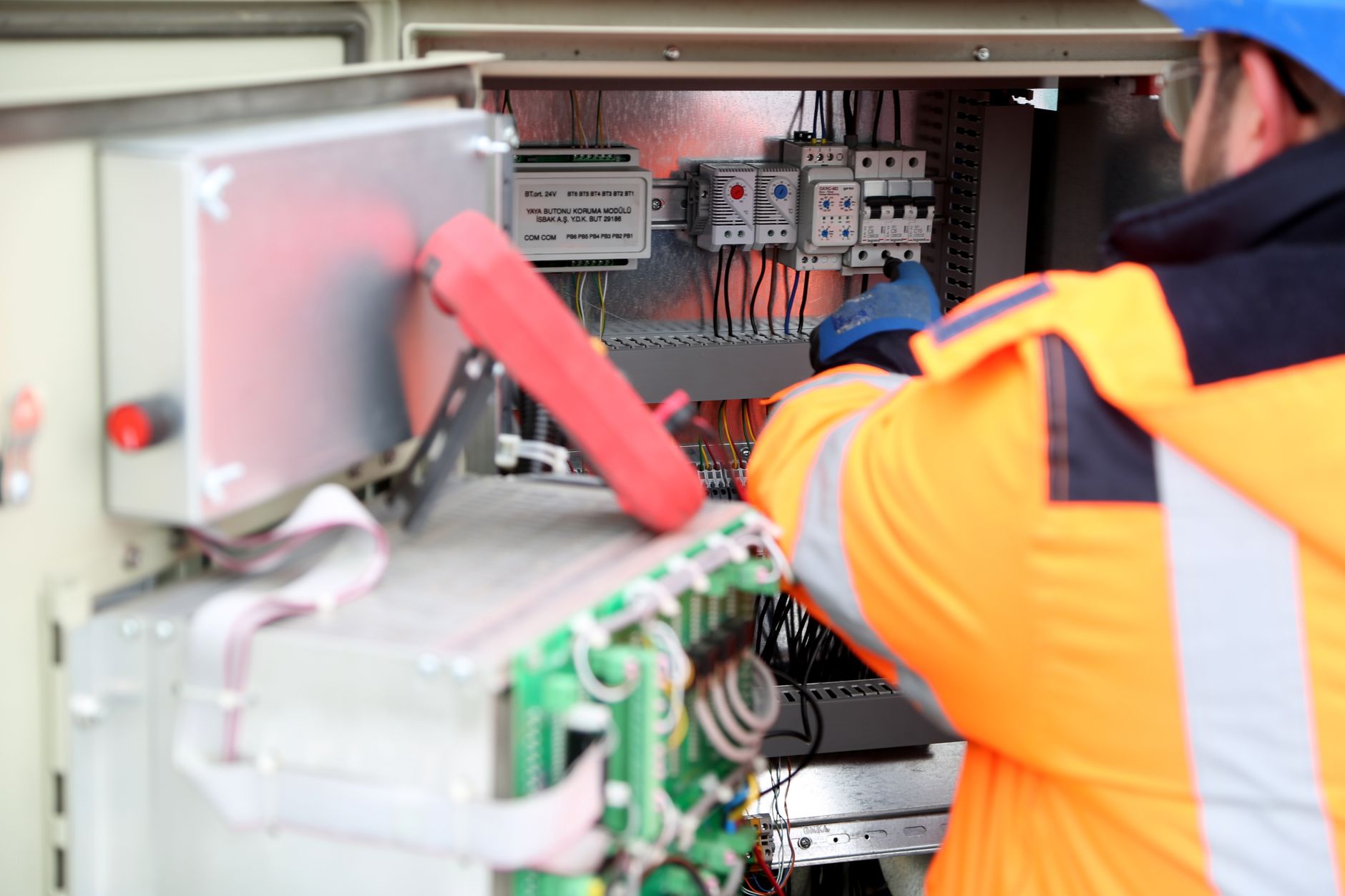 Ingénieur inspectant un circuit électrique industriel