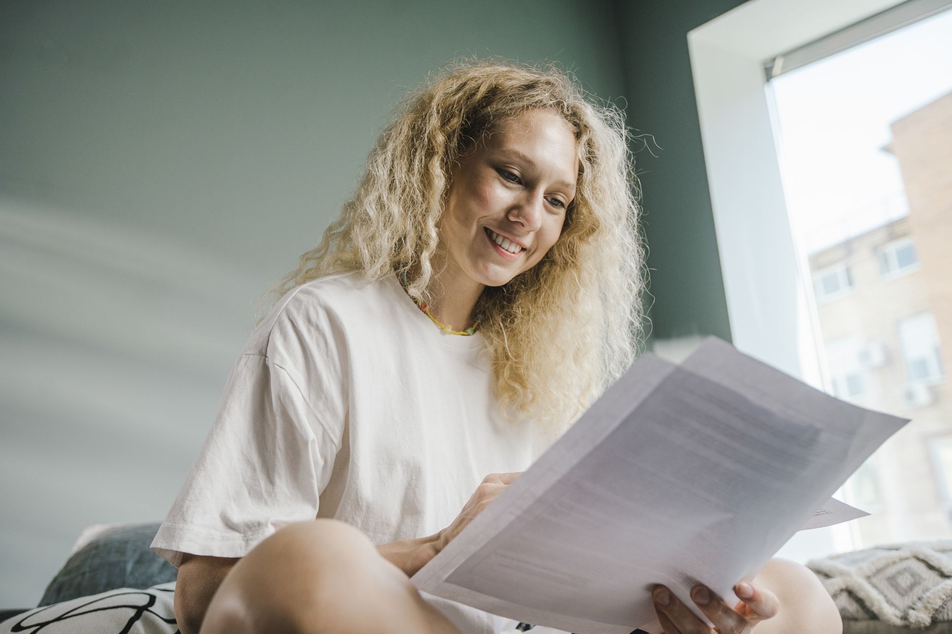 Locataire consultant ses documents de location
