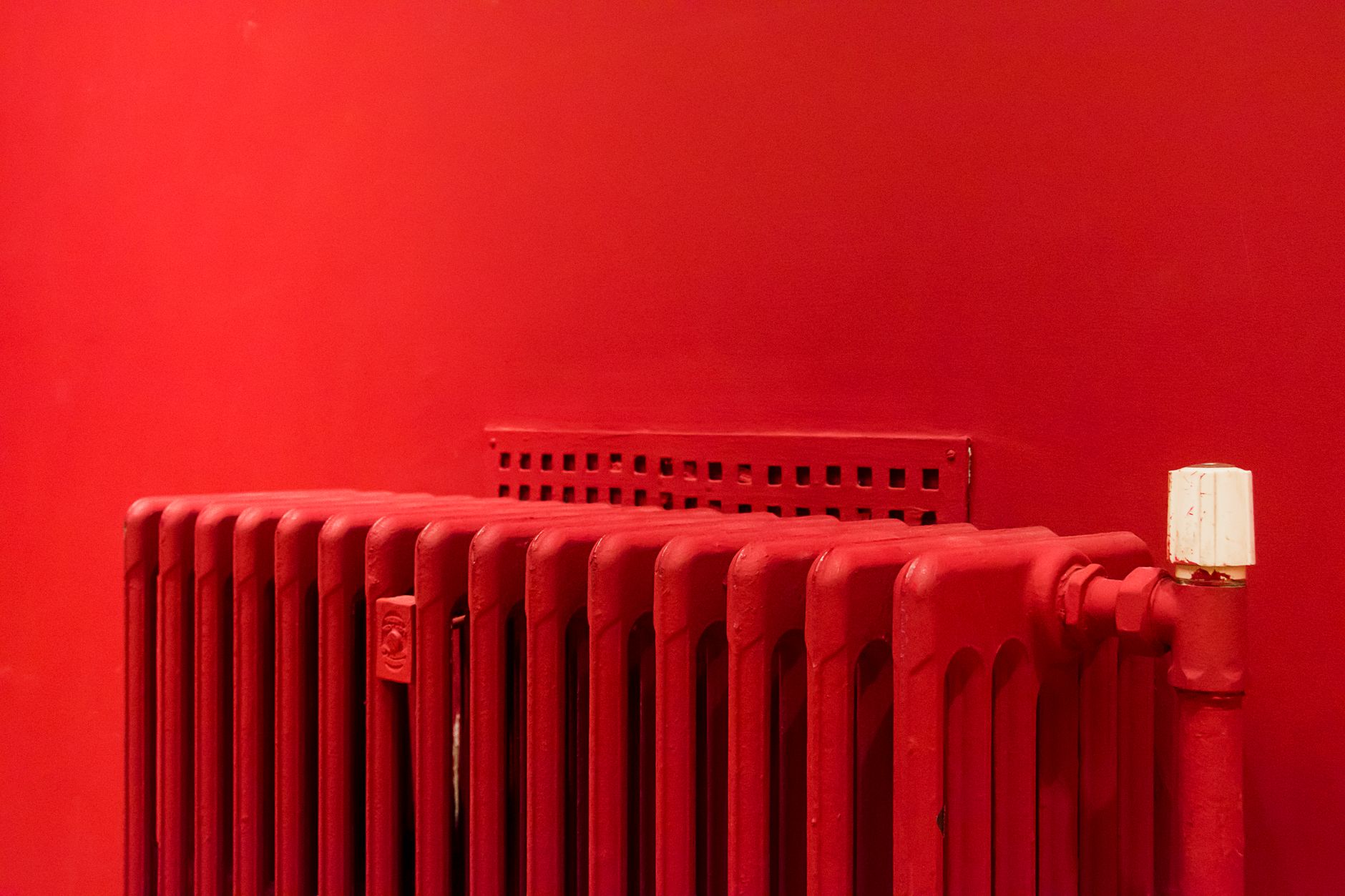 Radiateur rouge dans un intérieur moderne