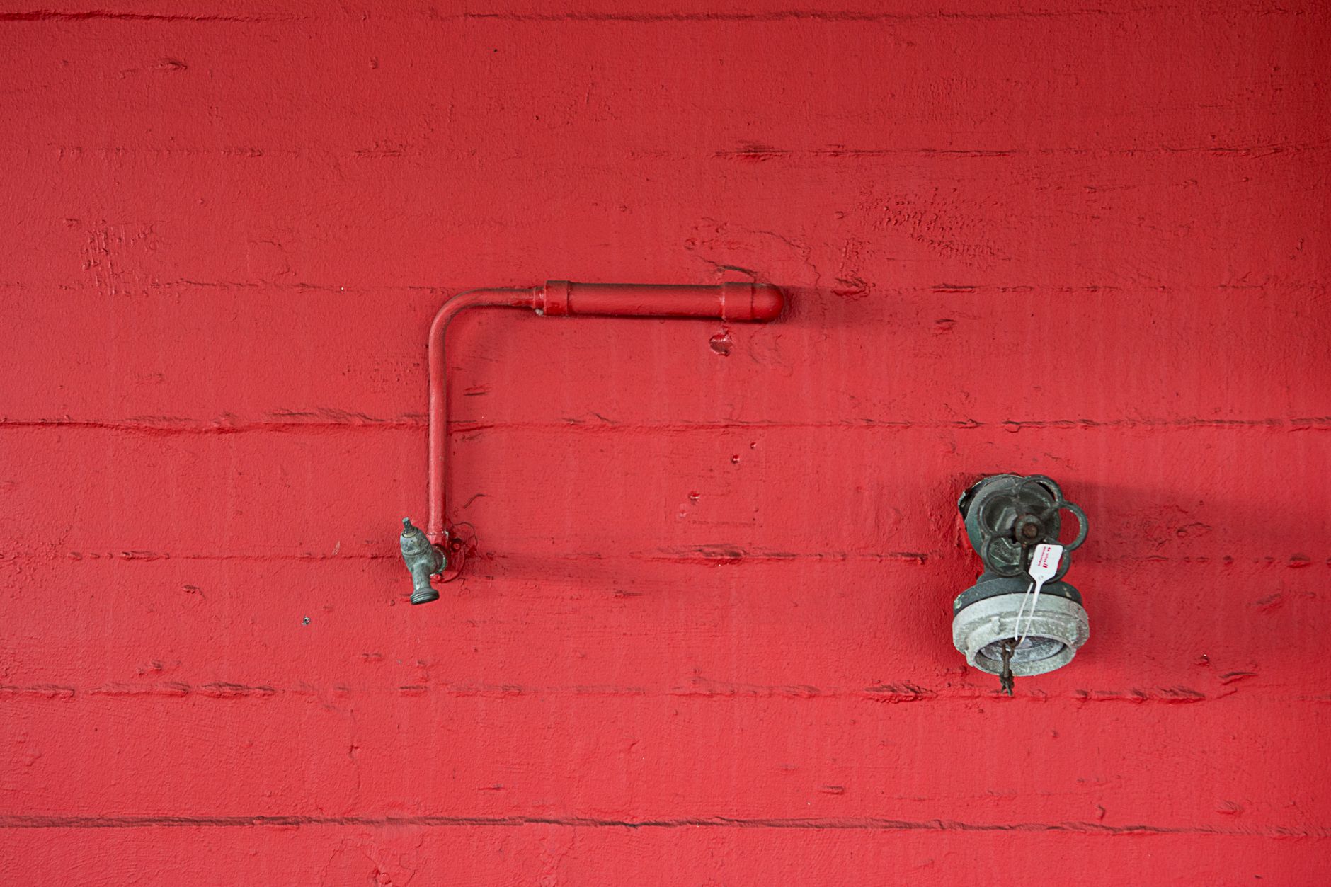 Robinet industriel fixé sur un mur de canalisations