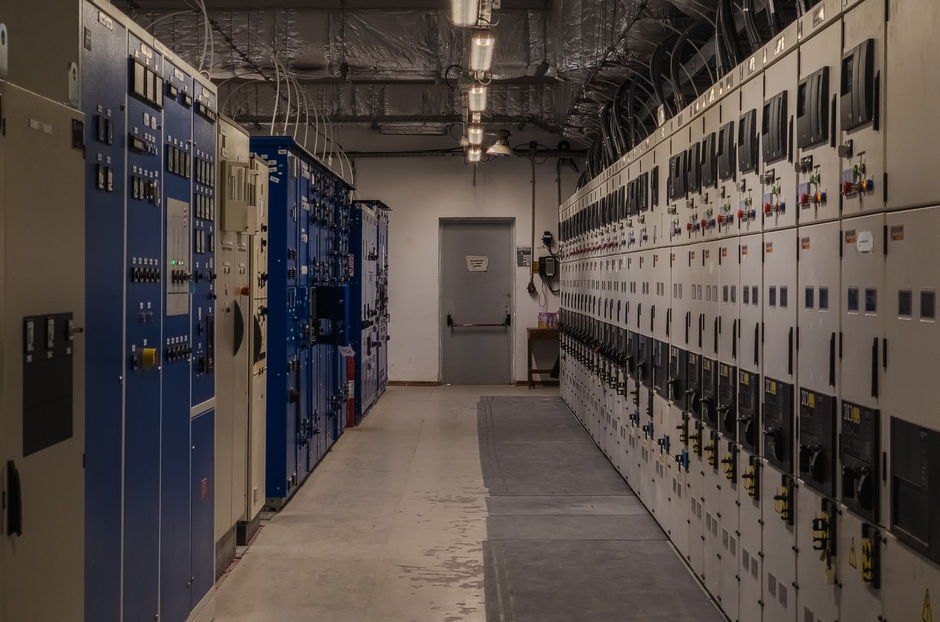 Salle de tableaux électriques dans un local technique