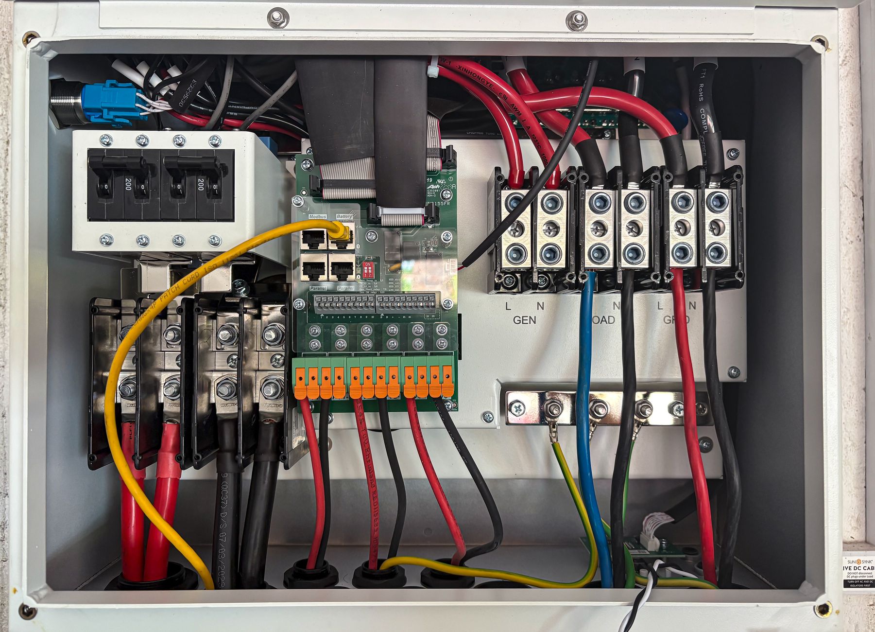 Vue rapprochée d'un tableau électrique avec circuits visibles