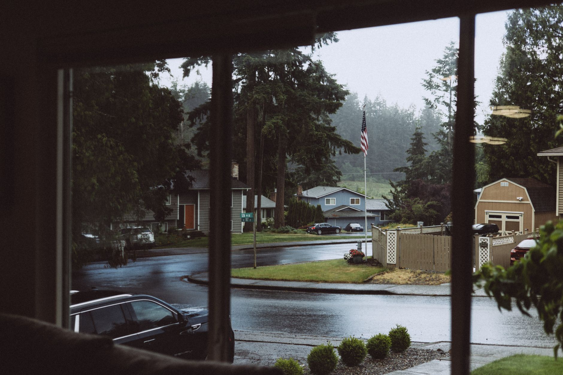 Quartier vu a travers une fenetre embuee un jour de pluie