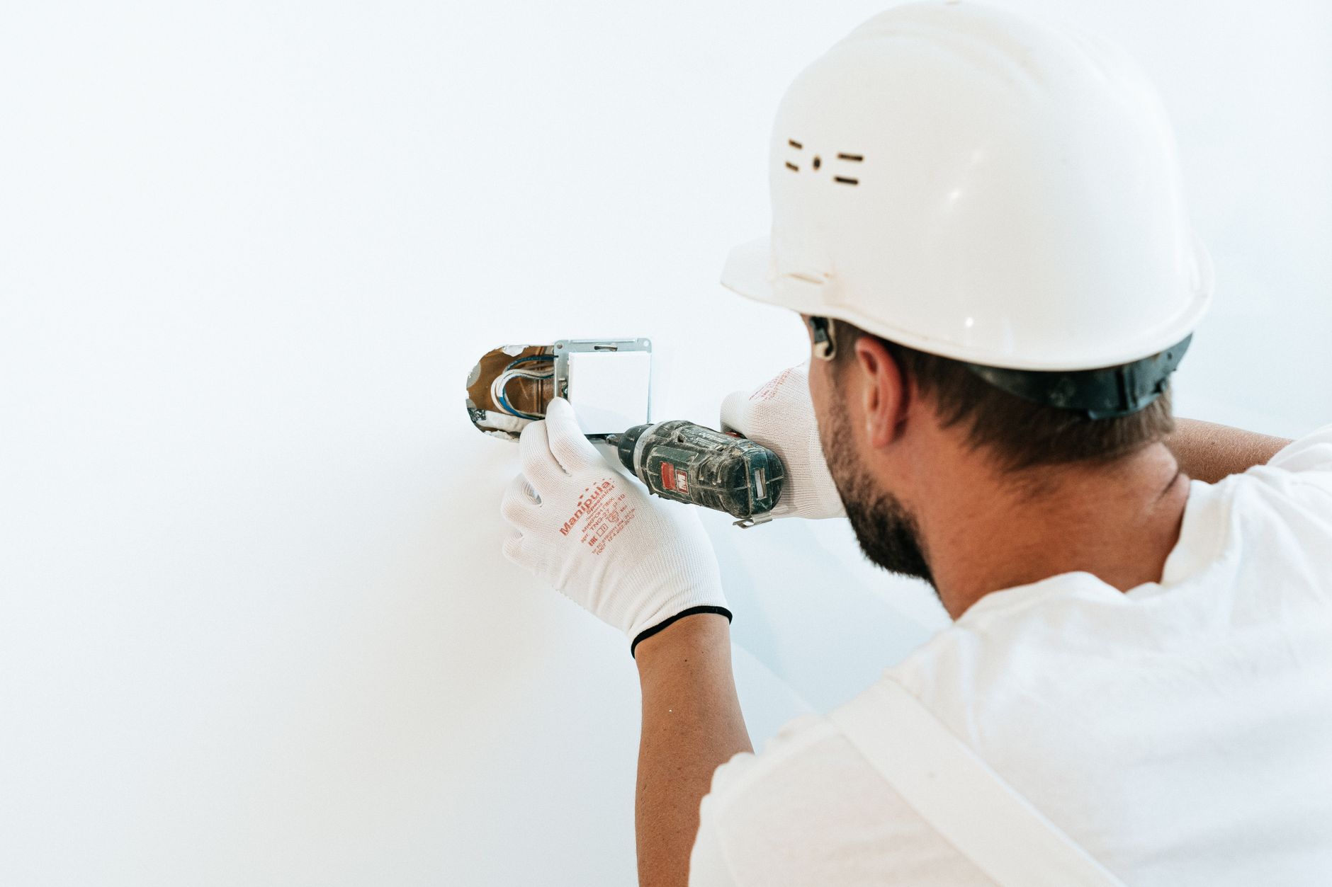 Perçage d'un mur avec un outil électroportatif