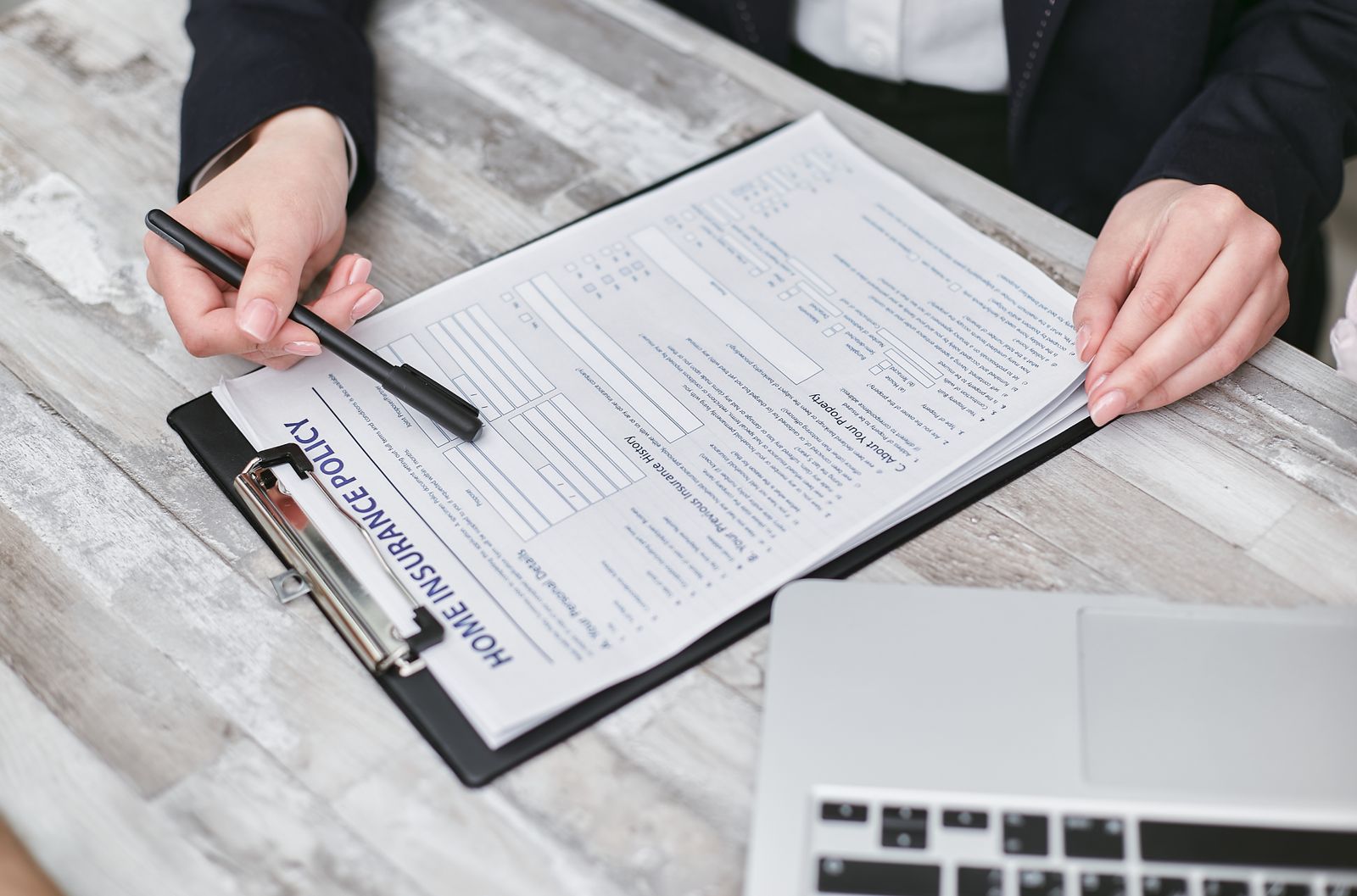 Mains consultant un contrat d assurance habitation