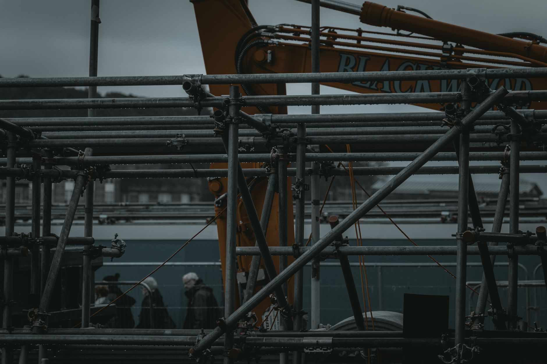 Échafaudage et machinerie sur chantier industriel