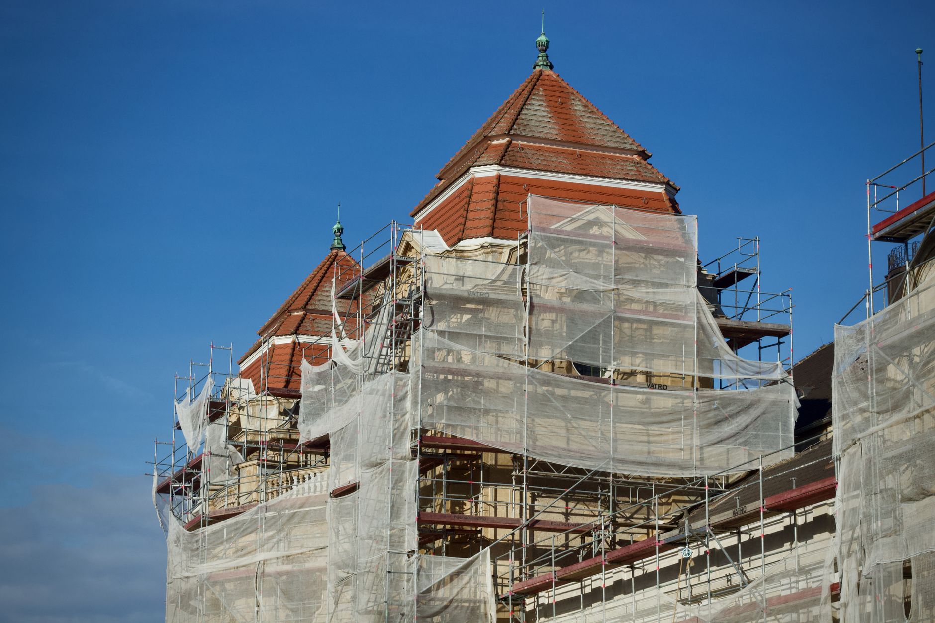 Facade de batiment historique en renovation sous echafaudage
