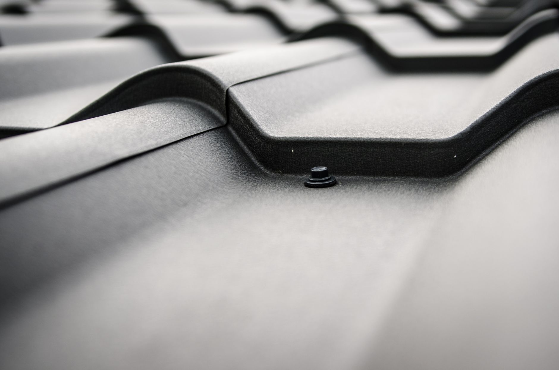 Gros plan sur des tuiles de toiture sombres