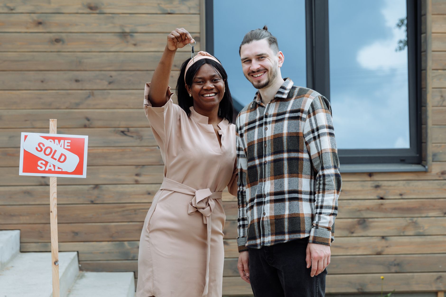 Couple recevant les clés de sa première maison