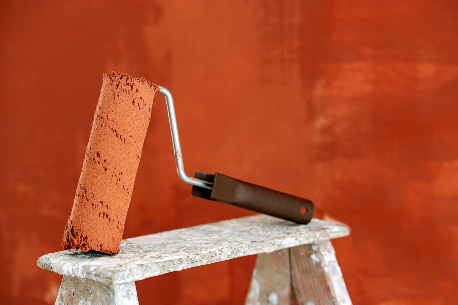 Rouleau de peinture sur un escabeau
