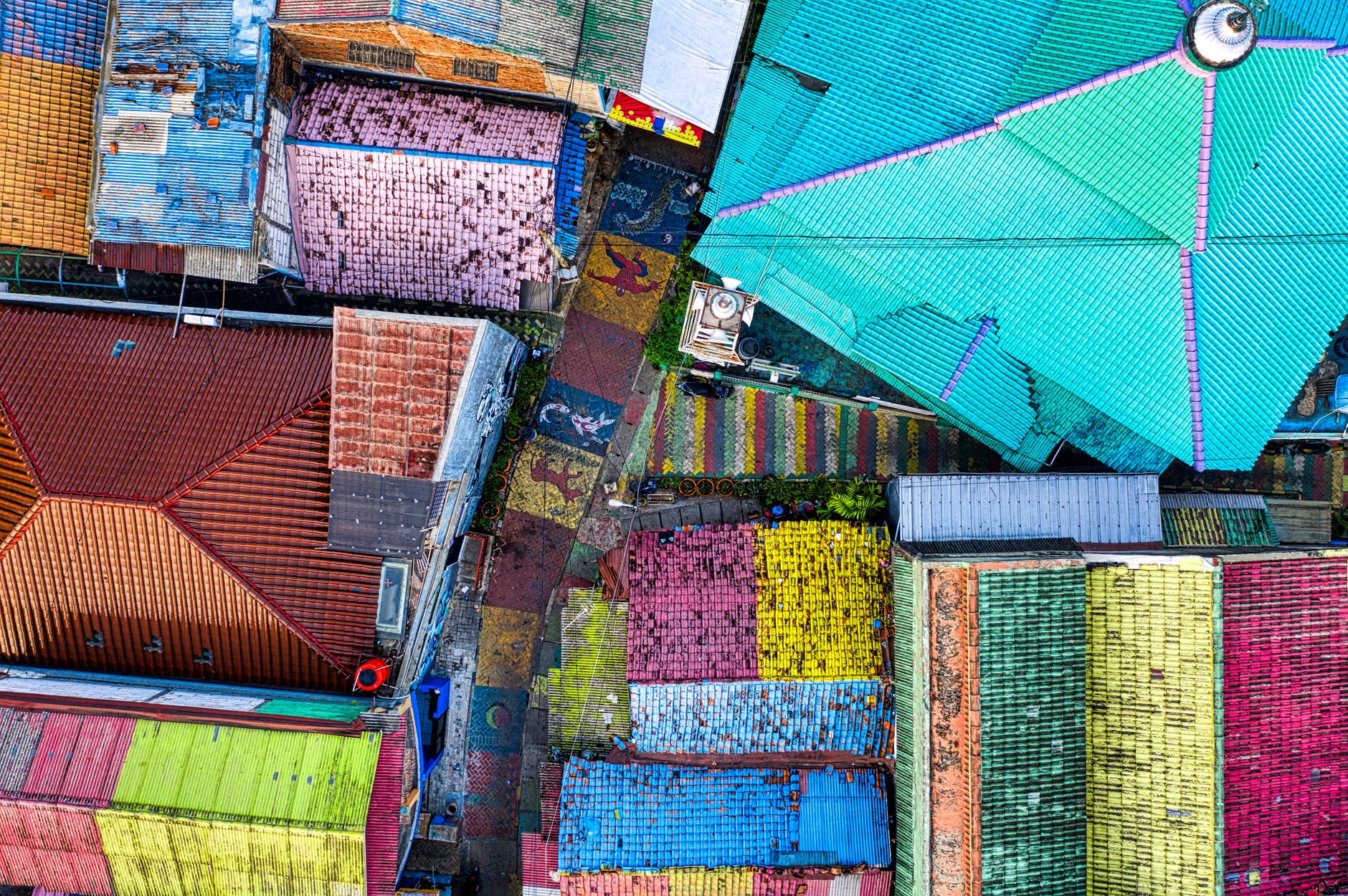 Toits en tuiles colorees vus depuis le ciel