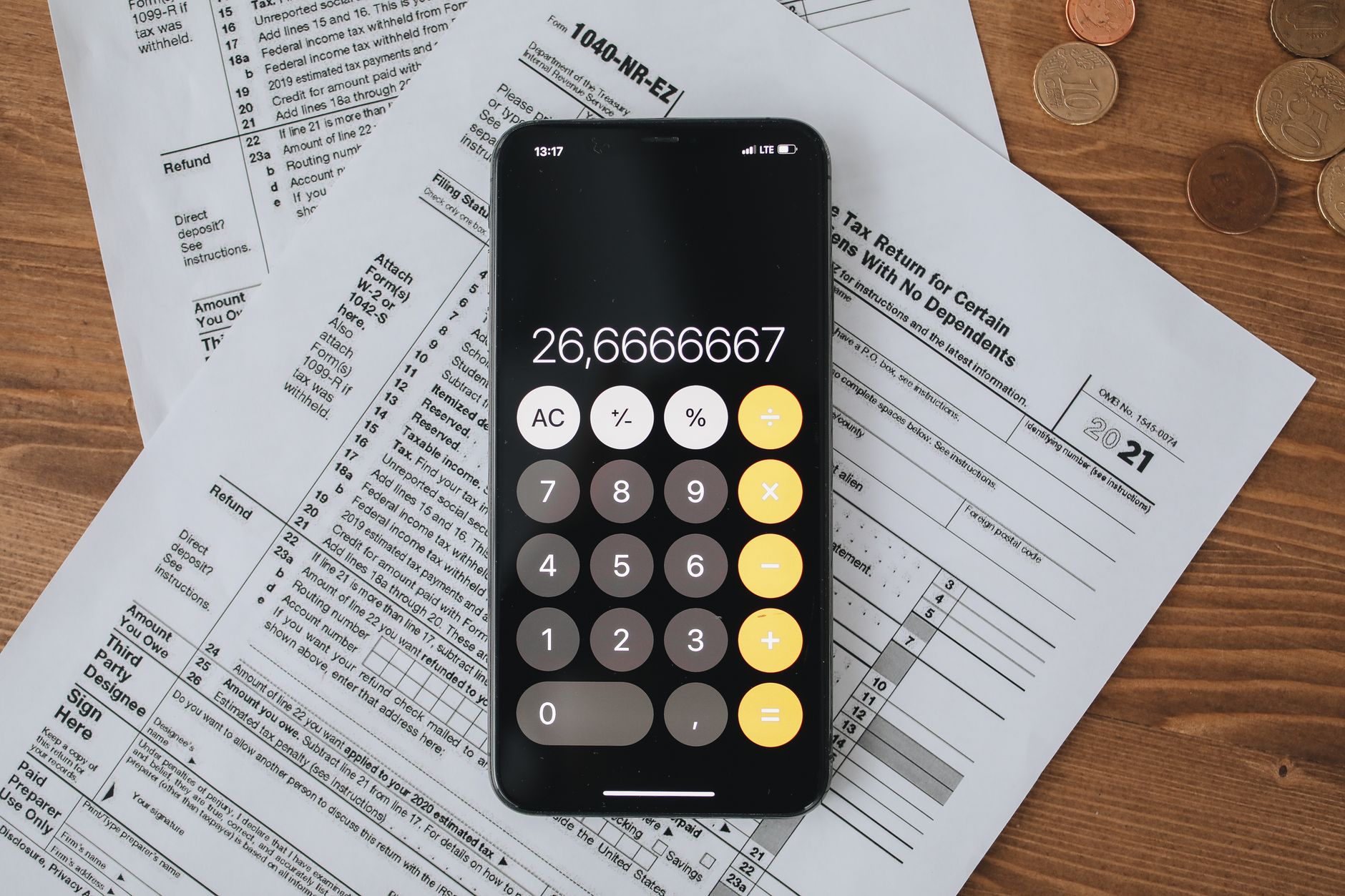 Calculatrice sur des documents fiscaux