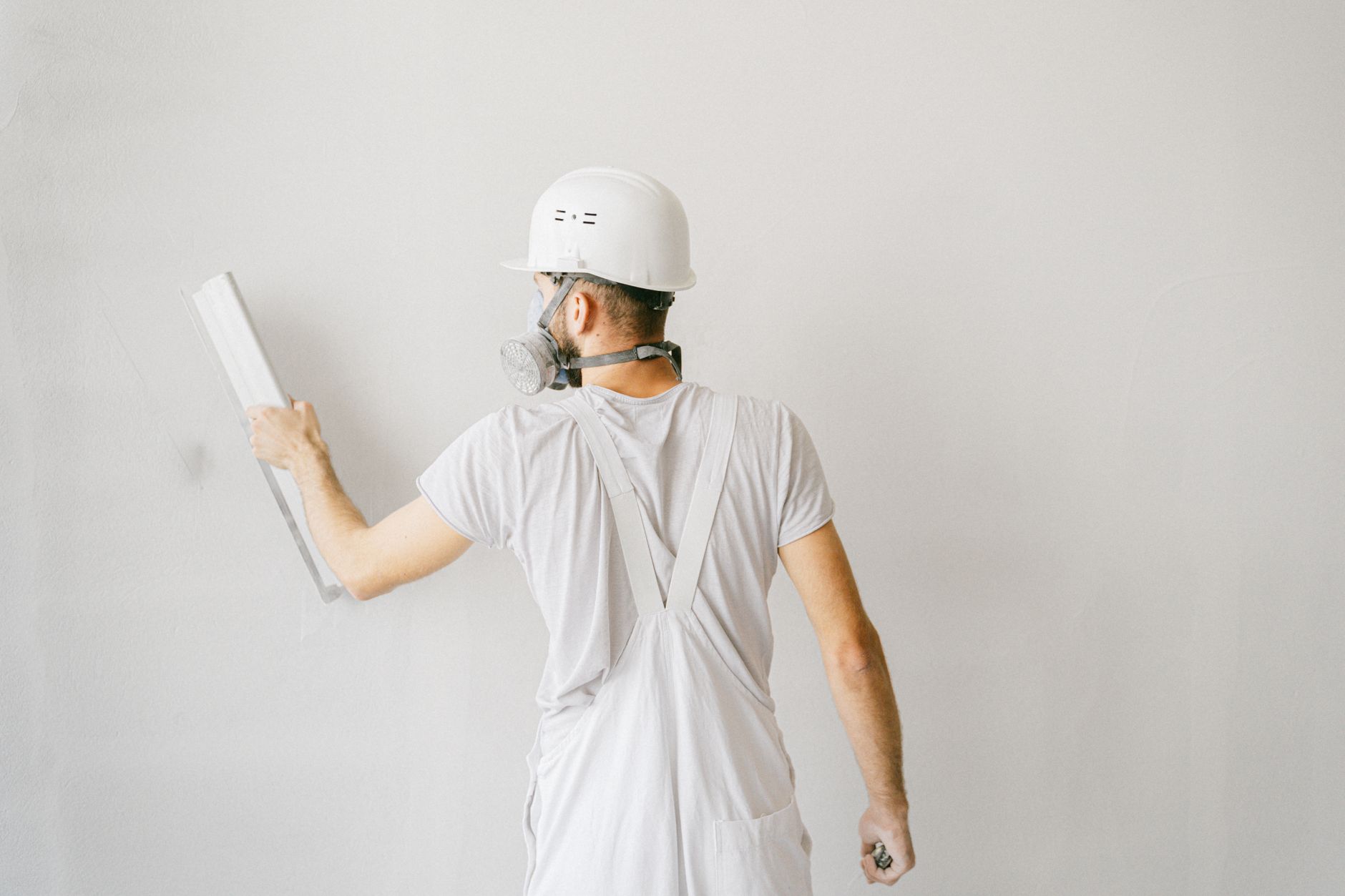 Application d’un enduit sur un mur en rénovation