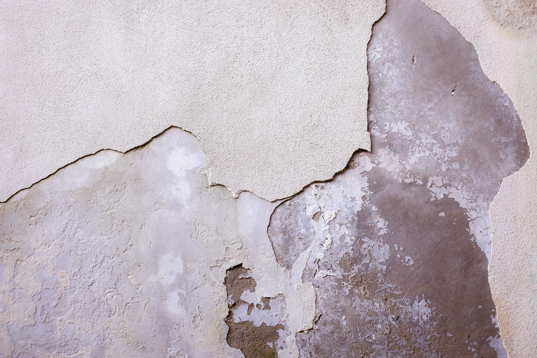 Mur fissuré et enduit dégradé par l’humidité